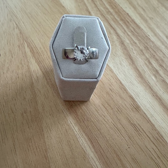 Jewelry - Size 7 luxurious ring one left